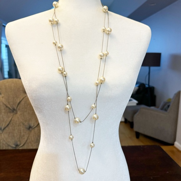 Vintage Double Strand Chunky Faux Pearl and Silver Tone Necklace - Picture 4 of 9